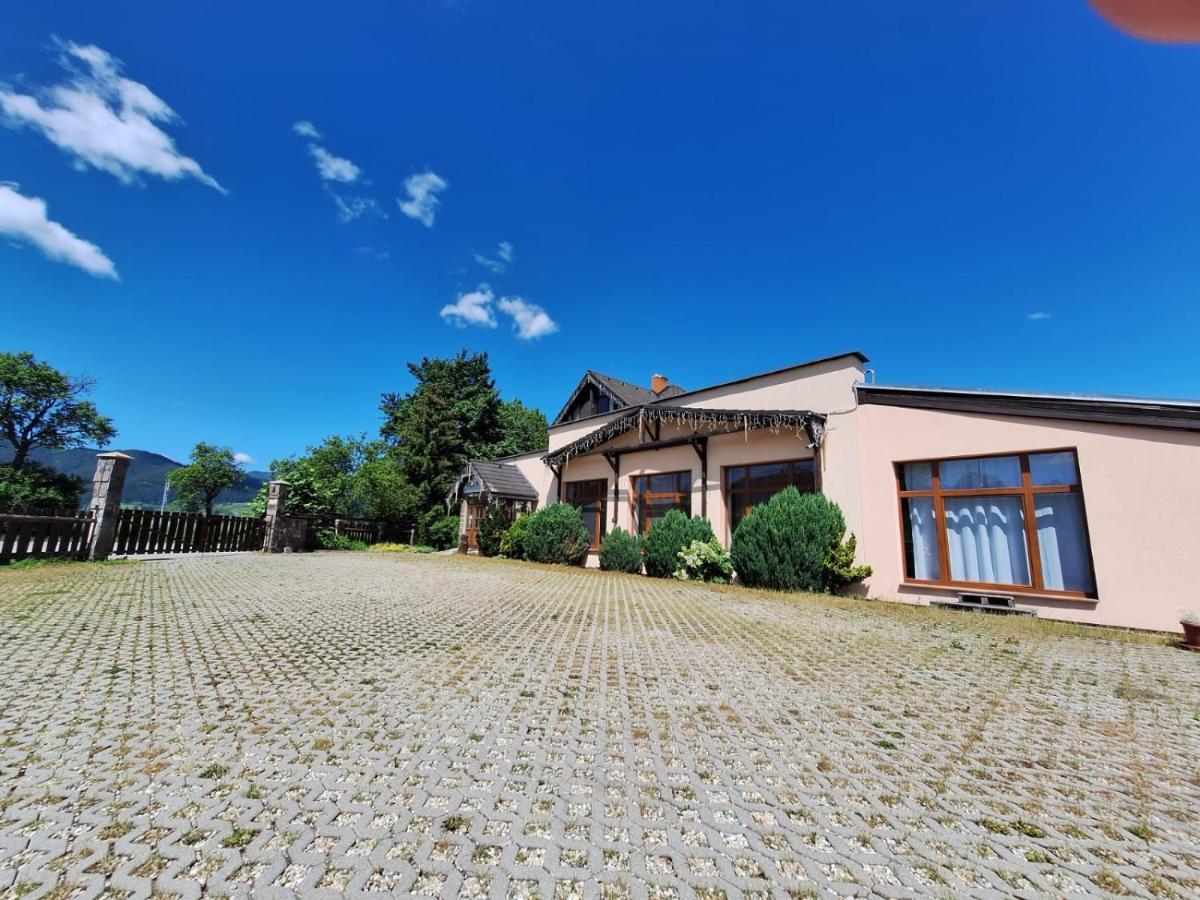 Vila Fenix B&B Ружомберок Екстер'єр фото